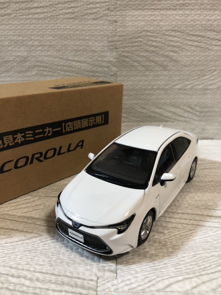 トヨタ　新型カローラセダン ハイブリッド COROLLA 最新モデル 非売品 カラーサンプル ミニカー スーパーホワイトⅡのサムネイル