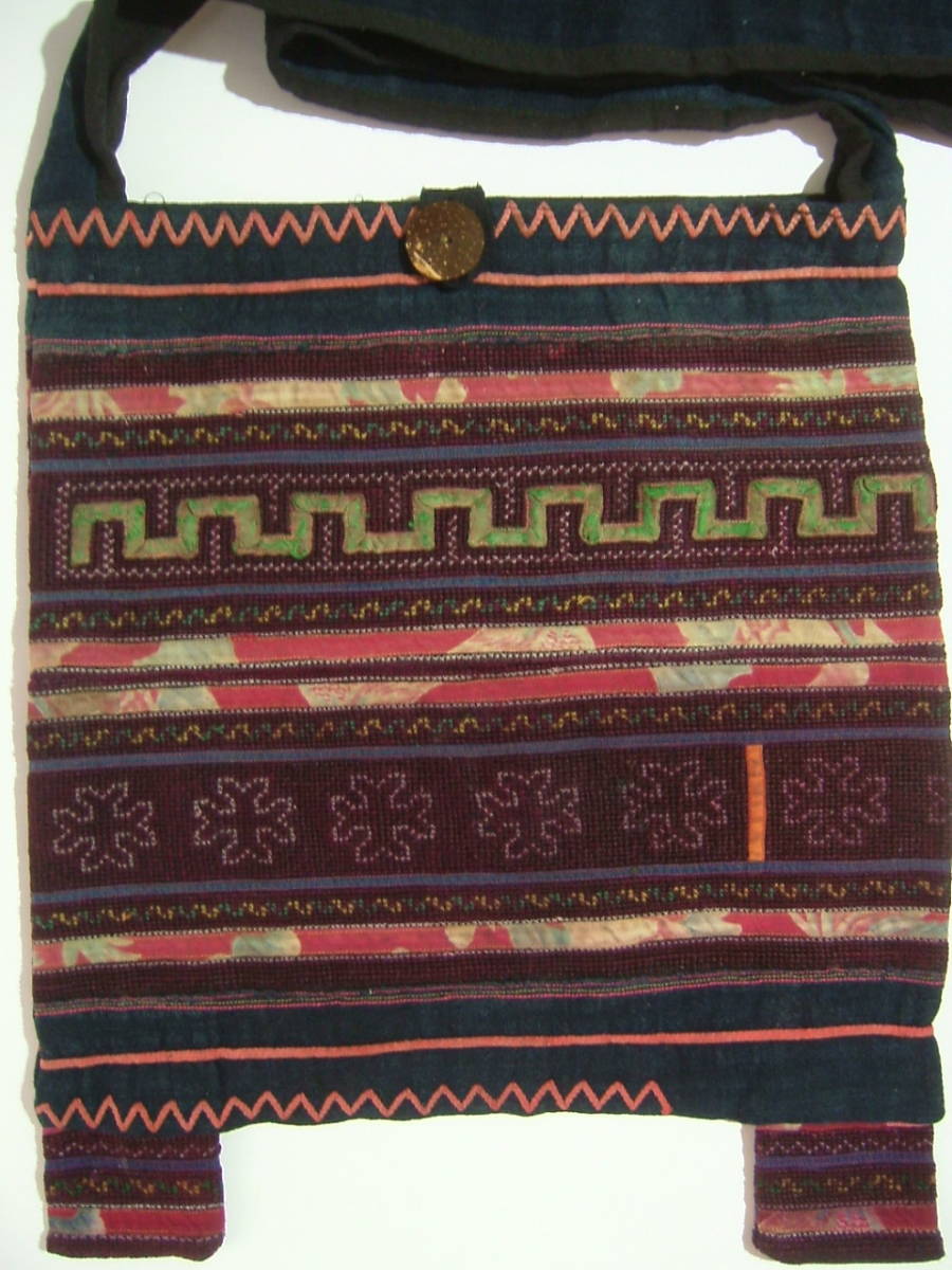 (訳ありセール 格安) 黒モン族ショルダーバッグ 細密刺繍 36×35cm 紐110cm 麻布 藍染 斜め掛けバッグ クロスバッグ その他 (訳ありセール 格安) 黒モン族ショルダーバッグ 細密刺繍 36×35cm 紐110cm 麻布 藍染 斜め掛けバッグ クロスバッグ その他