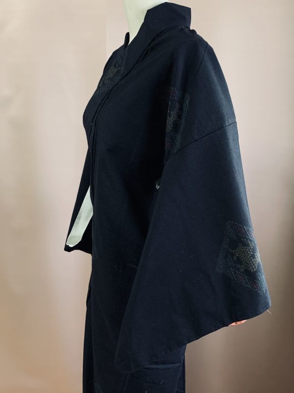 美品　婦人　袷の紬の着物　正絹　濃藍色に亀甲の織柄紋様　お出かけに　リメイクに　保管品_画像2