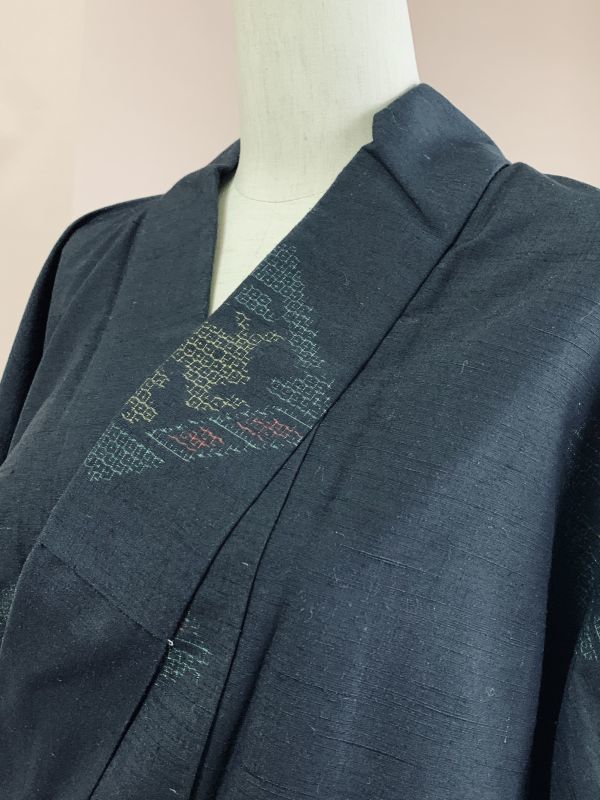 美品　婦人　袷の紬の着物　正絹　濃藍色に亀甲の織柄紋様　お出かけに　リメイクに　保管品_画像1