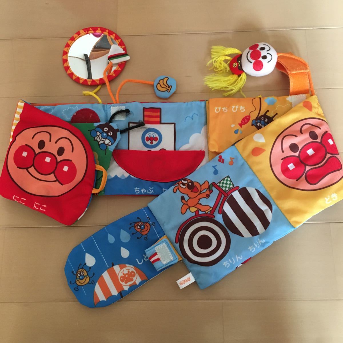 SALE開催中 一点限り❣ アンパンマン 布絵本 シャカシャカ パリパリ 箱