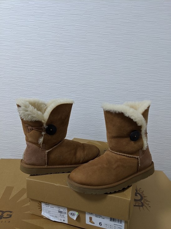 [ free shipping ]A199 UGG UGG size US6 23. Mini Bayley button chestnut real mouton sheepskin boots 