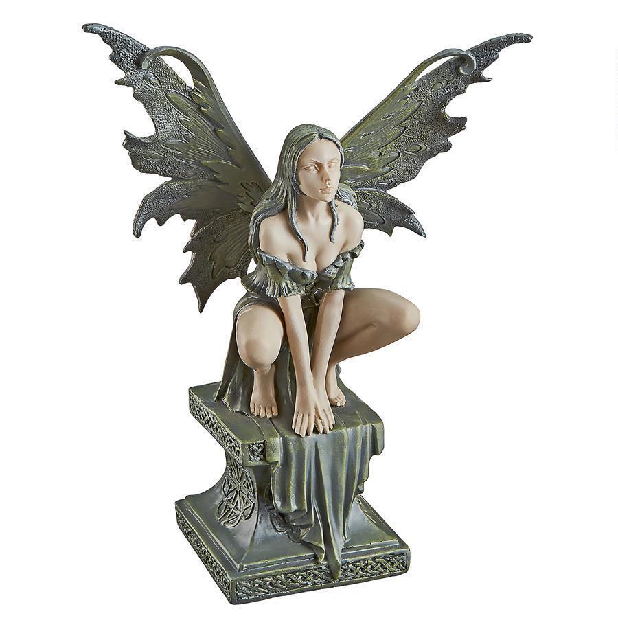 高い台の上に佇む 小さなケルトの妖精 フェアリー彫刻 彫像/ ピクシー