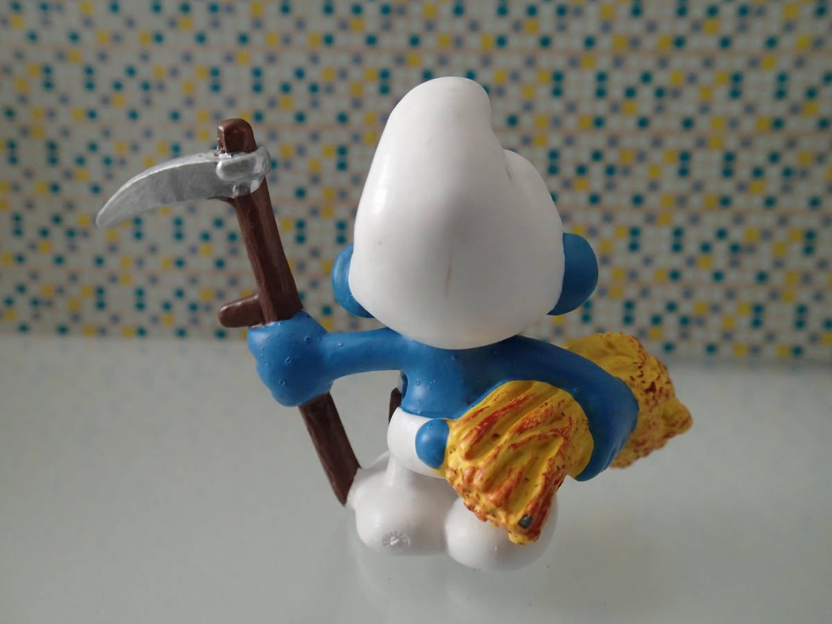 【Schleich SMURFS】 シュライヒ スマーフ フィギュア ハーベスト 農夫 収穫 農業 ファーマー_後頭部に茶色い線、黒いしみあり