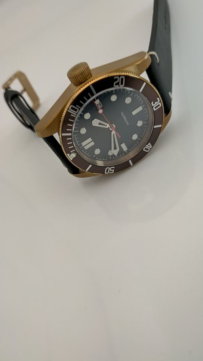 波状文字盤を踏襲しつつレトロで新しいスタイルを構築【機械式自動巻き/新品】日付 ブロンズ色/ディープシーブルー文字盤/深染め黒革