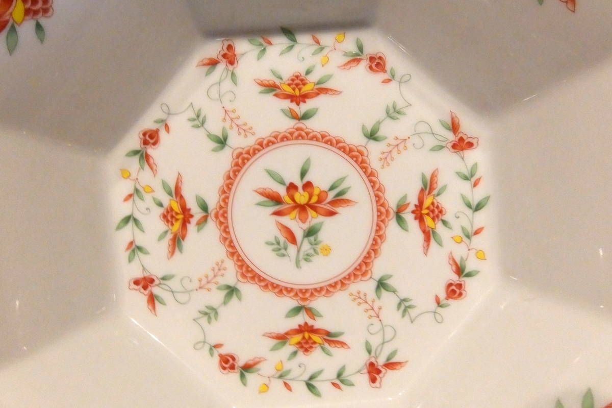 未使用 NARUMI 八角形 深皿 直径約21.5cm 花柄 白×赤 ナルミ 八角盛り皿 八角菓子皿 中皿 _画像3