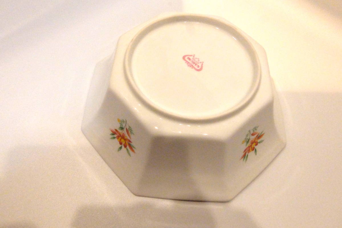 未使用 NARUMI 八角形 深皿 直径約21.5cm 花柄 白×赤 ナルミ 八角盛り皿 八角菓子皿 中皿 _画像7