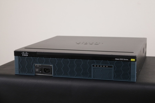 ２台セット【シスコ CISCO】サービス統合型ルータ（CISCO 2921）２点　通電チェックのみ 現状品_画像1