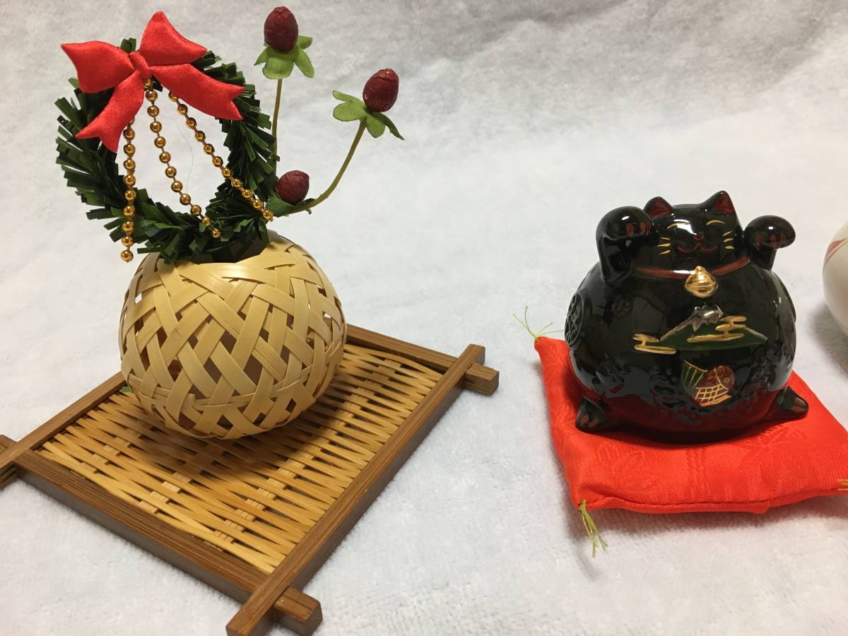 飾り小物 5点 竹編/陶器製一輪挿し(高さ約6cm)&招福黒陶製招き猫(高さ約7)&瓢箪型小壺(高さ約9)&ピエロ型ブローチ約6&クリスマス飾り幅約13_画像2