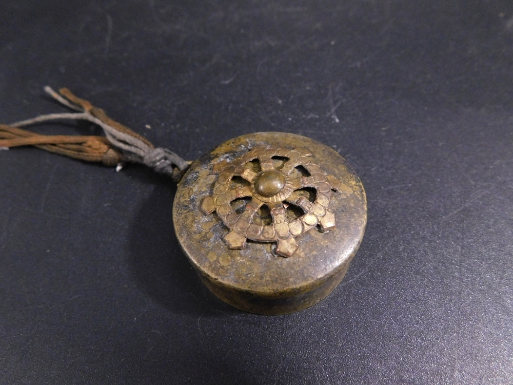  годы предмет колесо ... дерево inserting медный netsuke .. предмет внутри золотой обивка гора ... человек Сюгэндо инструмент .. аромат .. закон . предметы для домашнего буддийского алтаря 