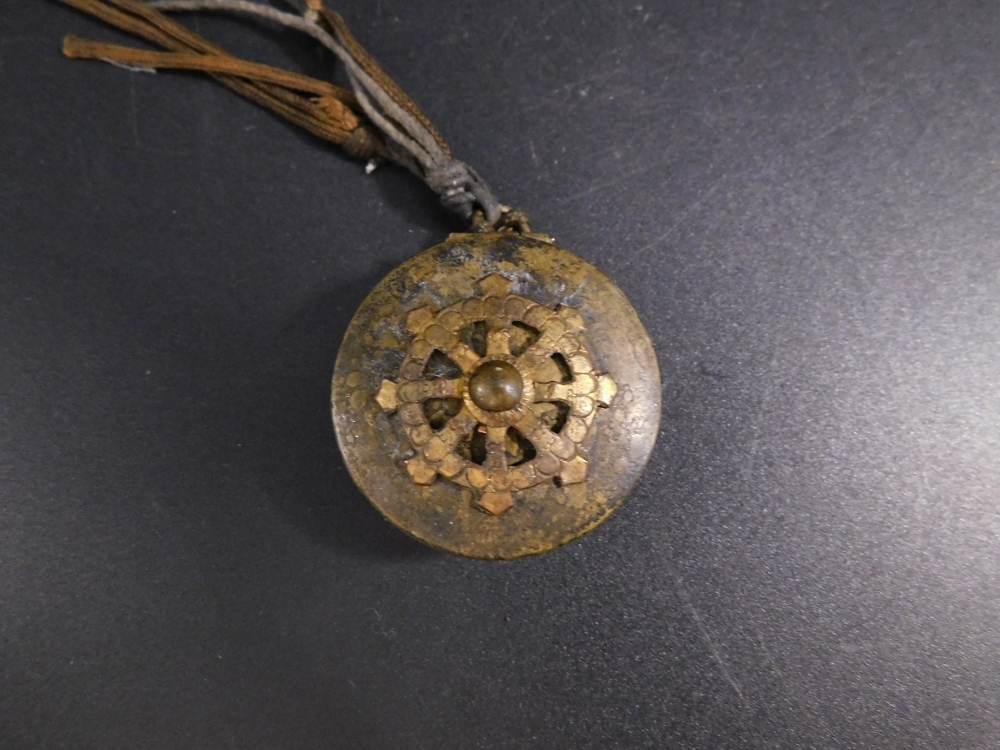  годы предмет колесо ... дерево inserting медный netsuke .. предмет внутри золотой обивка гора ... человек Сюгэндо инструмент .. аромат .. закон . предметы для домашнего буддийского алтаря 