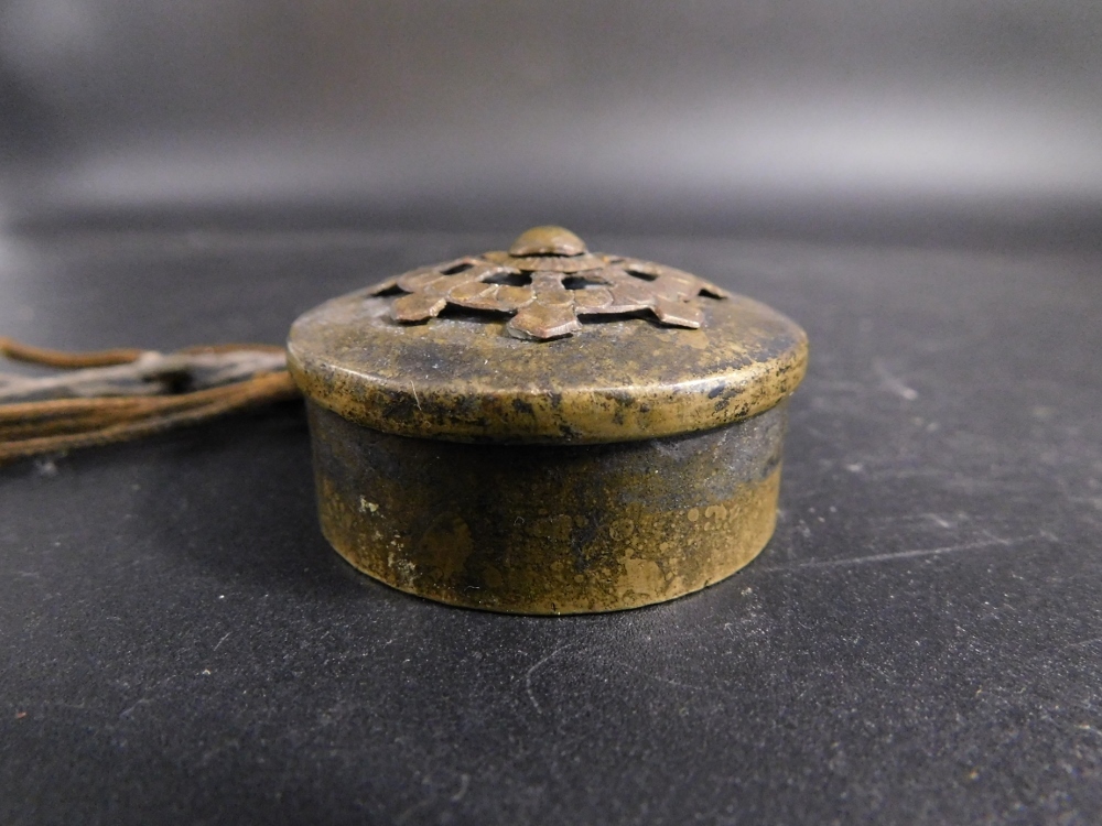  годы предмет колесо ... дерево inserting медный netsuke .. предмет внутри золотой обивка гора ... человек Сюгэндо инструмент .. аромат .. закон . предметы для домашнего буддийского алтаря 