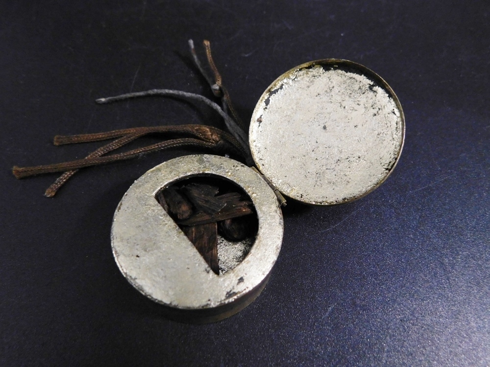  годы предмет колесо ... дерево inserting медный netsuke .. предмет внутри золотой обивка гора ... человек Сюгэндо инструмент .. аромат .. закон . предметы для домашнего буддийского алтаря 