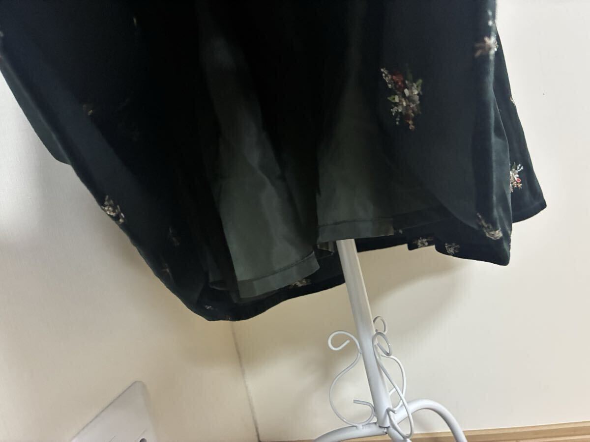 アクシーズファム☆レースアップリボン飾り花柄総刺繍ベロアミディスカート☆used _画像8