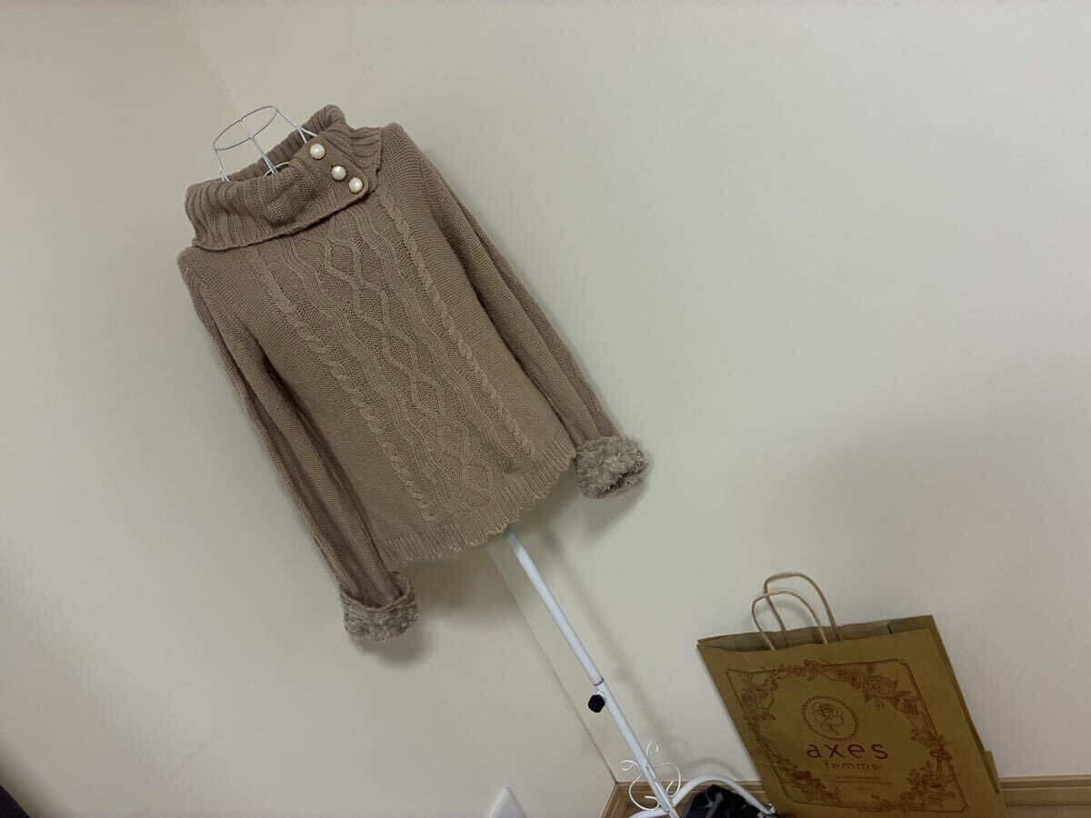 アクシーズファム☆お袖口指通しファー使いオフタートルニットプルオーバートップス、セーター☆used _画像1