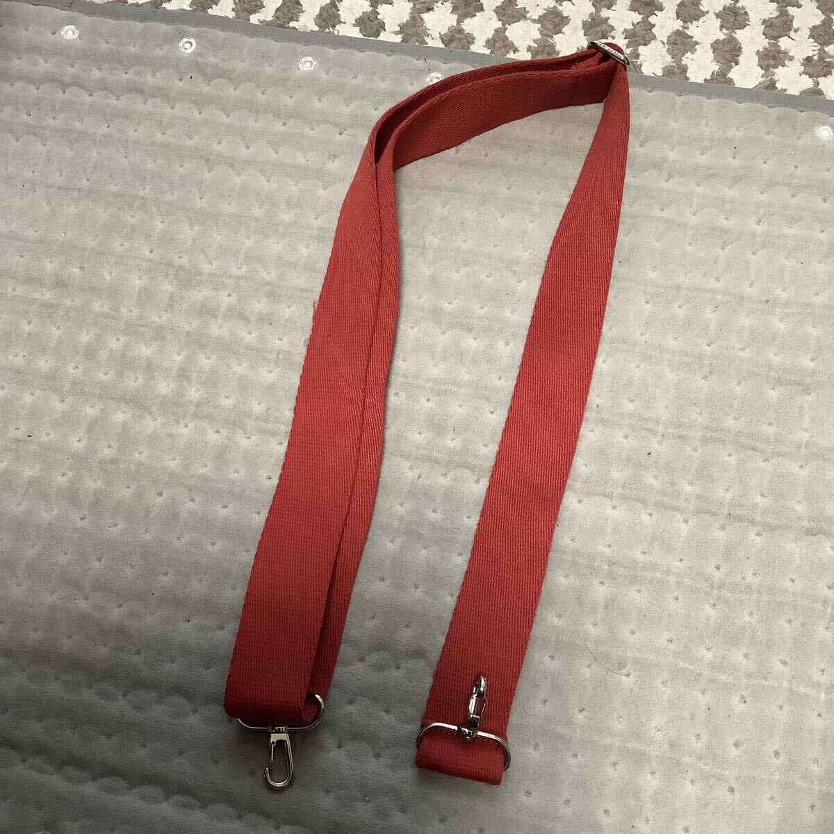 ショルダーベルト　赤色　130×3、8cm 送料230円_画像1