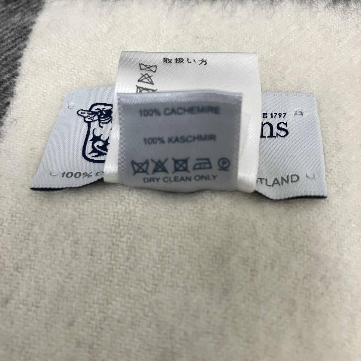 Johnstons of Elgin ジョンストンズオブエルガン 大判ストール カシミア100% ブラック ホワイト グレー チェック_画像9