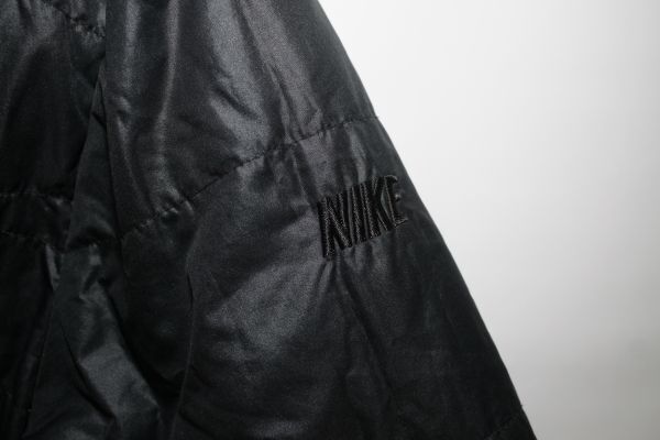 4282*9号：ナイキ、黒：グレー系、フード付きリバーシブルダウンジャケット、良品_画像1