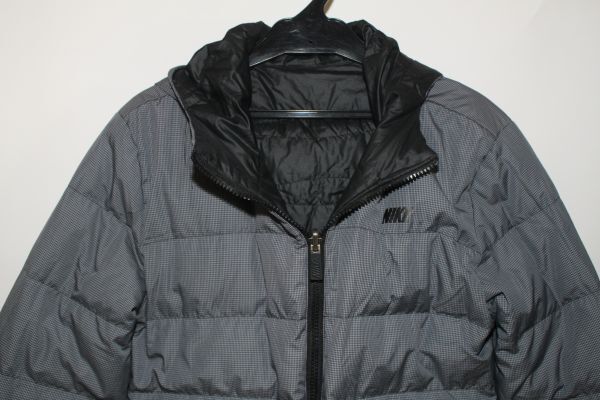 4282*9号：ナイキ、黒：グレー系、フード付きリバーシブルダウンジャケット、良品_画像6
