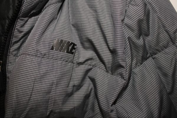 4282*9号：ナイキ、黒：グレー系、フード付きリバーシブルダウンジャケット、良品_画像7
