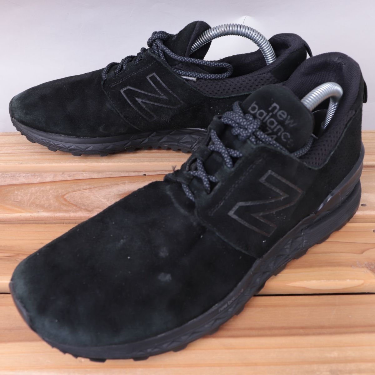 z3857【574】ニューバランス US8 26.0cm/黒 ブラック スウェード生地 newbalance メンズ スニーカー 中古_画像1