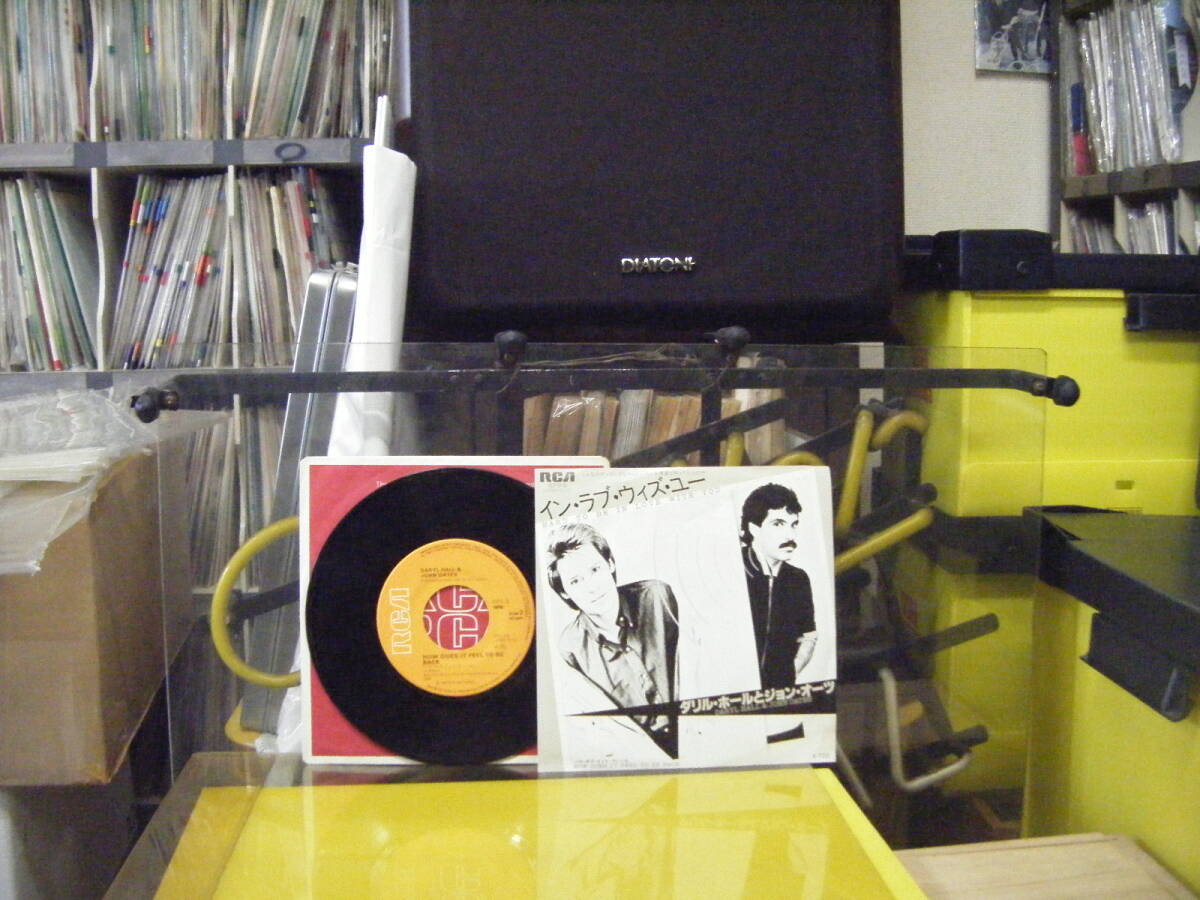 JS-39　ダリルホール＆ジョンオーツ　イン・ラヴ・ウィズ・ユー　※シングル盤　_画像1