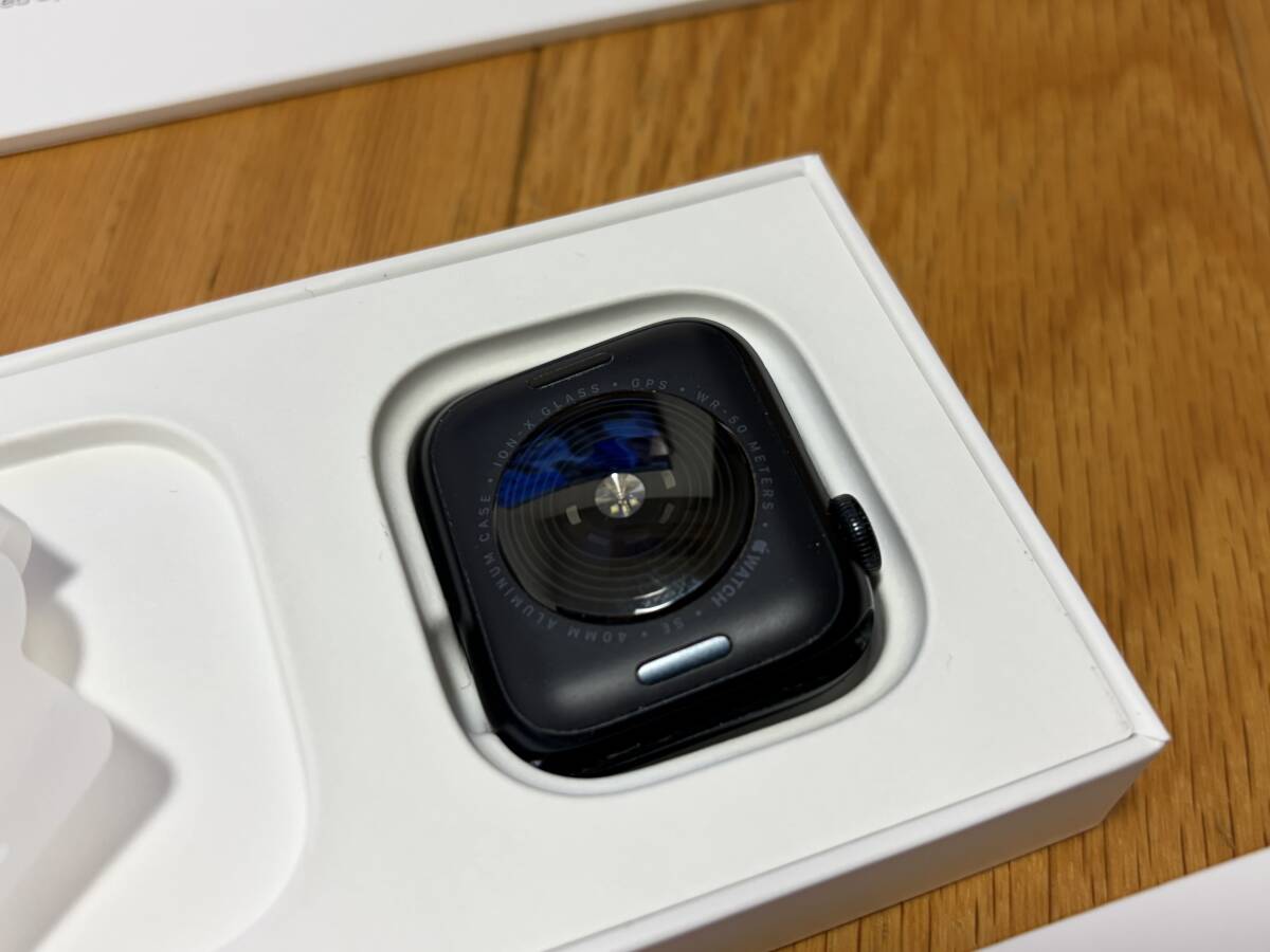 ★Apple Watch SE 第2世代 GPSモデル 40mm ミッドナイトアルミニウムケースとミッドナイトスポーツバンド S/M MNJT3J/A ★_画像5