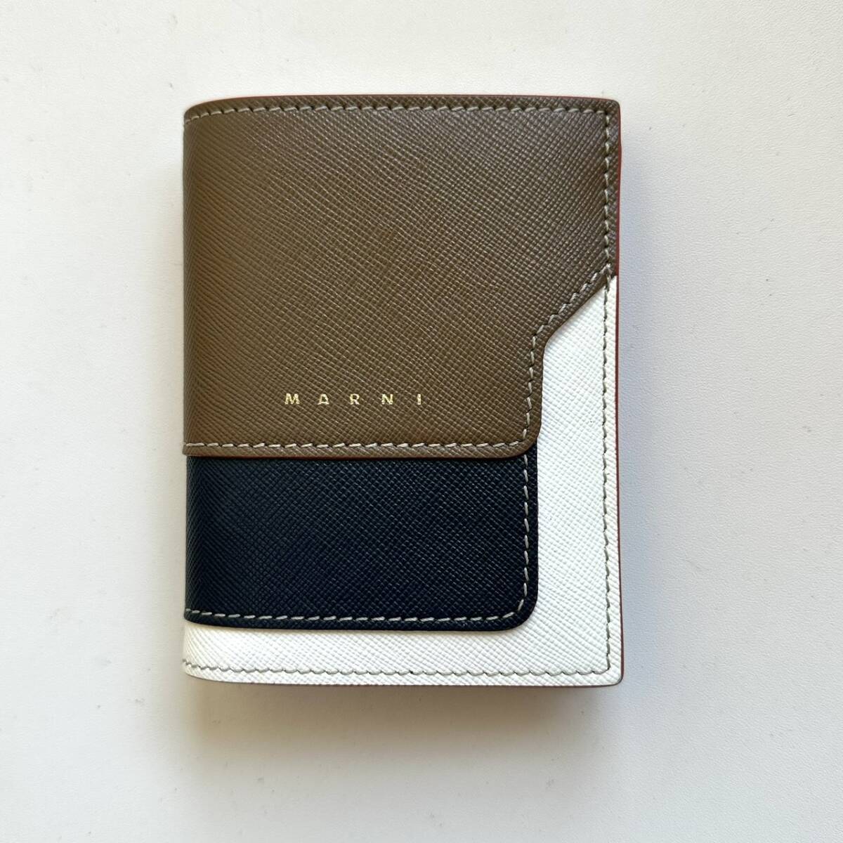 【MARNI】　二つ折り財布　美品！ 楽天市場】MARNI マルニ 二つ折り財布 PFMOQ14Q08 P6533 レディース