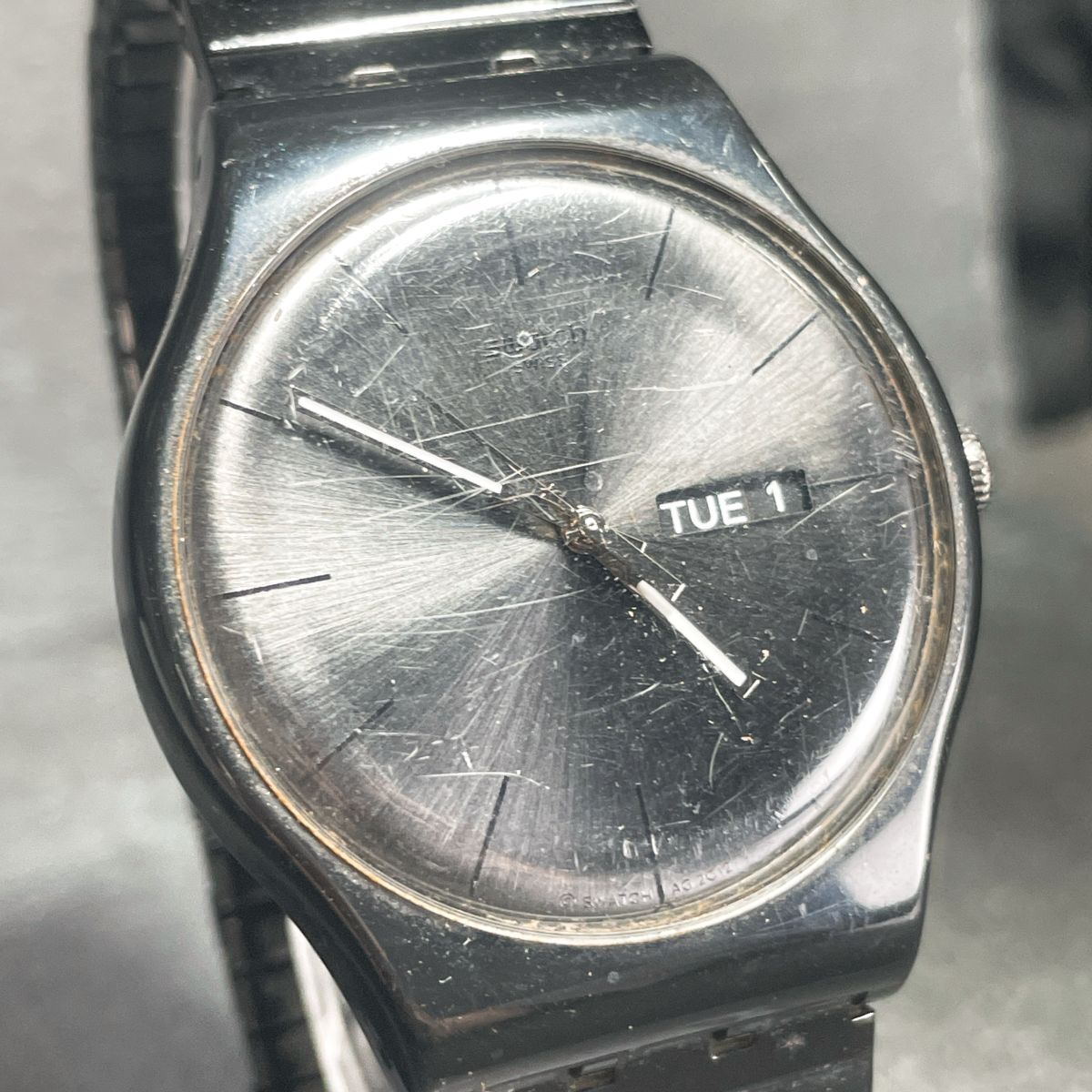 Swatch スウォッチ MYSTERY LIFE SUOB708 腕時計 アナログ クオーツ 3針 カレンダー ブラック 伸縮バンド 新品電池交換済み 動作確認済み_画像2