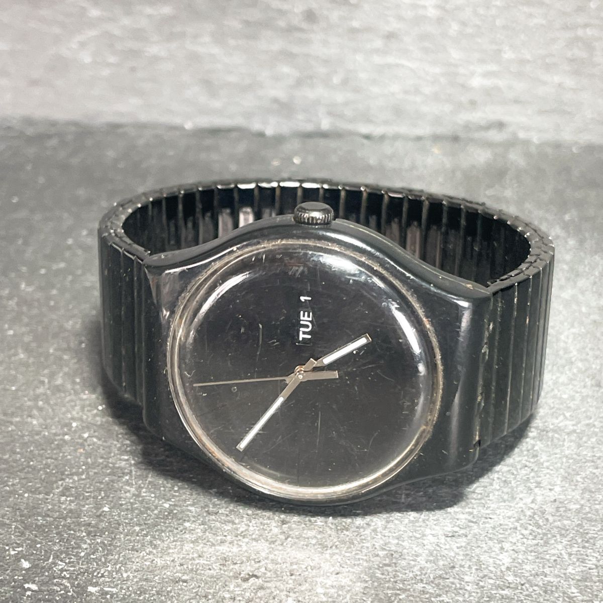 Swatch スウォッチ MYSTERY LIFE SUOB708 腕時計 アナログ クオーツ 3針 カレンダー ブラック 伸縮バンド 新品電池交換済み 動作確認済み_画像4