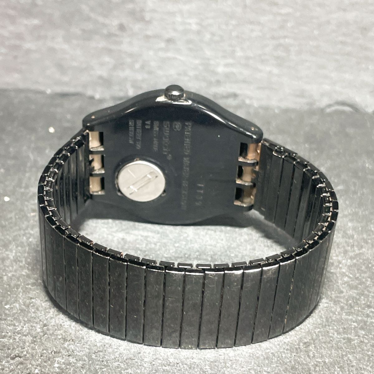 Swatch スウォッチ MYSTERY LIFE SUOB708 腕時計 アナログ クオーツ 3針 カレンダー ブラック 伸縮バンド 新品電池交換済み 動作確認済み_画像5