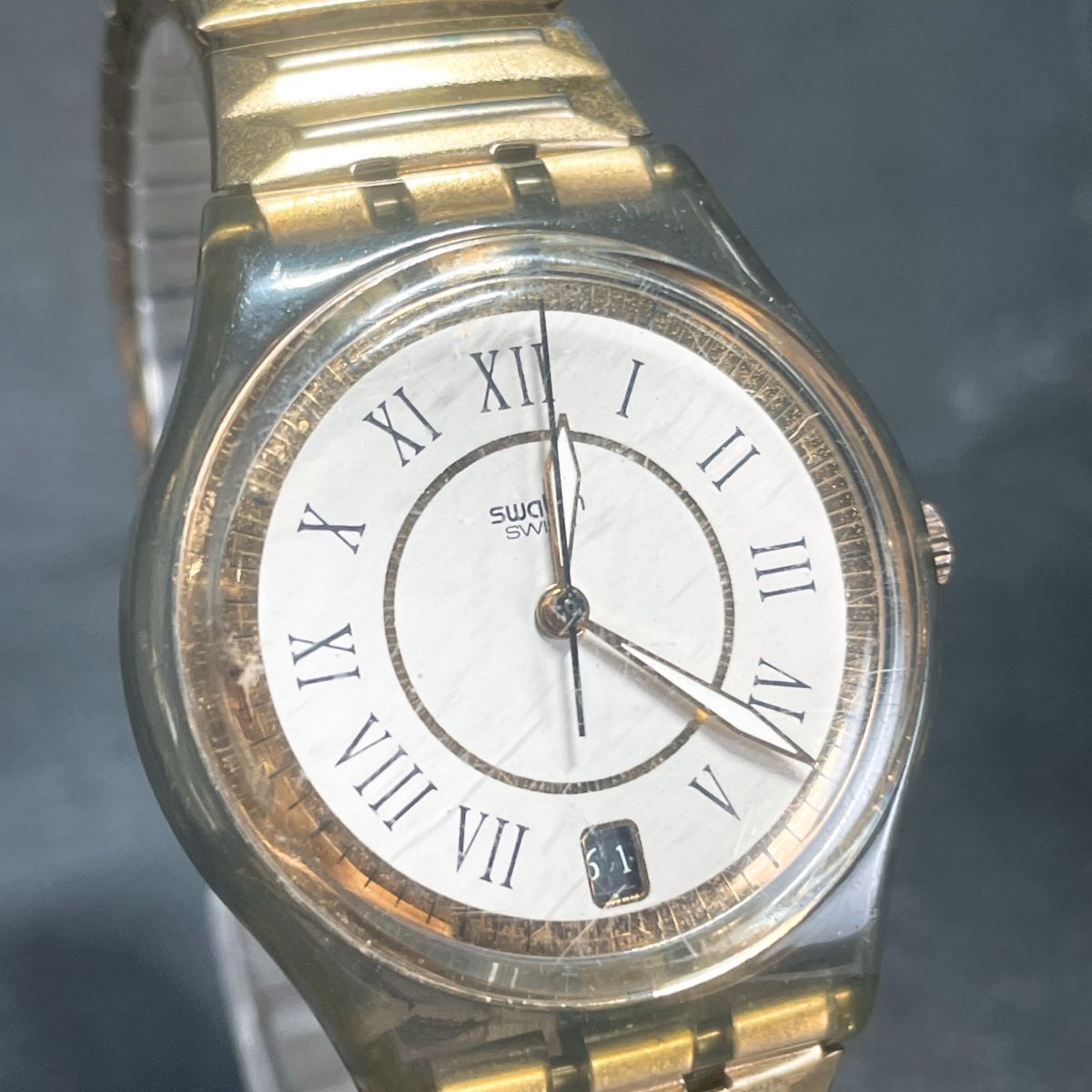 Swatch スウォッチ Tempo Classico GM404 腕時計 アナログ クオーツ 3針 カレンダー スケジュール 伸縮バンド ゴールド ラウンド_画像2