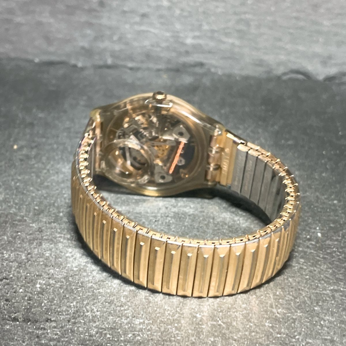 Swatch スウォッチ Tempo Classico GM404 腕時計 アナログ クオーツ 3針 カレンダー スケジュール 伸縮バンド ゴールド ラウンド_画像5