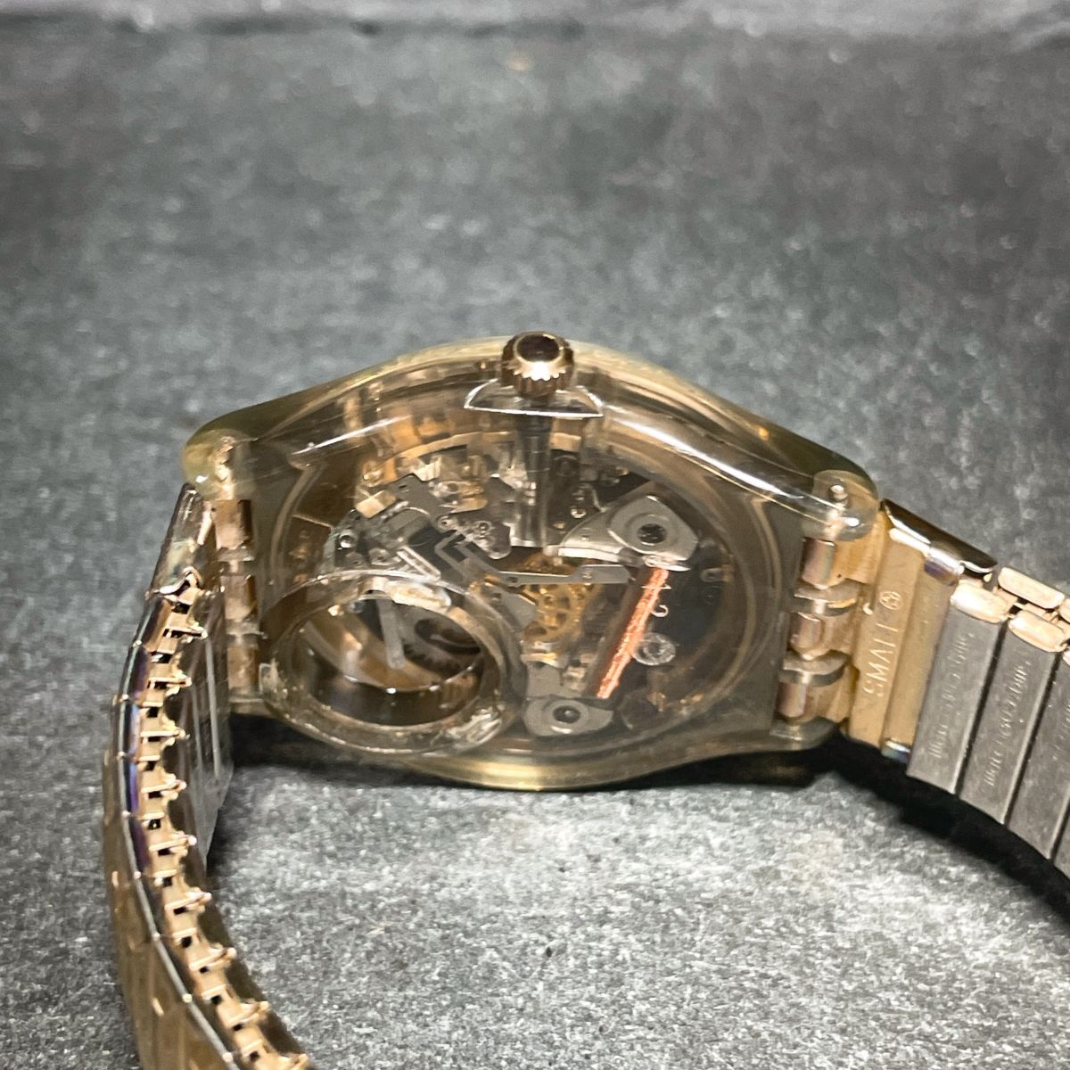 Swatch スウォッチ Tempo Classico GM404 腕時計 アナログ クオーツ 3針 カレンダー スケジュール 伸縮バンド ゴールド ラウンド_画像6