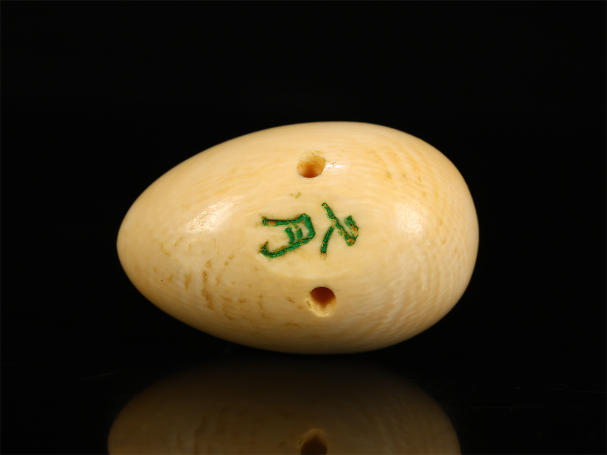 .1411 времена [. месяц .] восточная скульптура яйцо . свободный маленькая птица netsuke ширина 4.3×2.8.