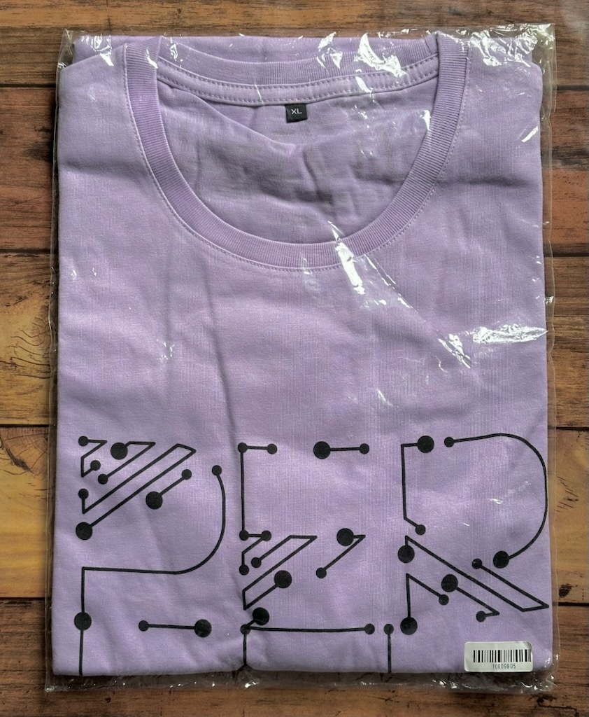 * новый товар нераспечатанный [Perfume WORLD TOUR 3rd] футболка o- Kid XL пуховка .-m(.~ Chan ..... ..)