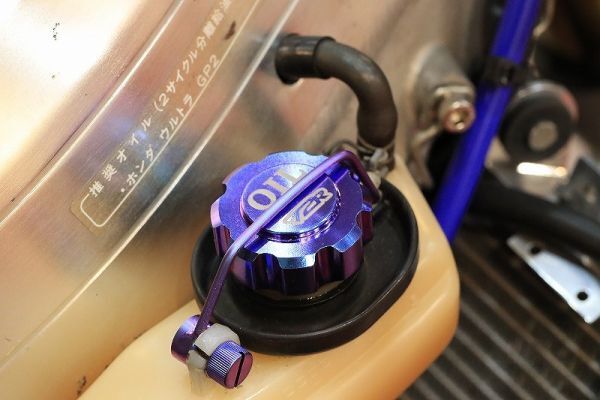 MC21*28 масло крышка лючка бензобака тросик [ можно выбрать цвет! голубой / черный ] NSR250R T2Racing 1 иен распродажа! titanium 