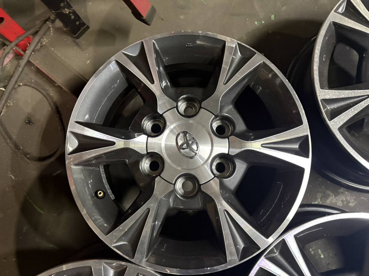 ハイエース純正アルミ15インチ　3000キロ走行時に交換しました　わりときれい_画像3