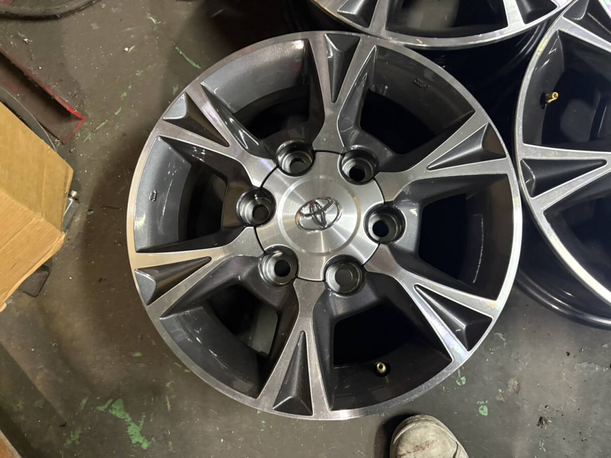 ハイエース純正アルミ15インチ　3000キロ走行時に交換しました　わりときれい_画像5
