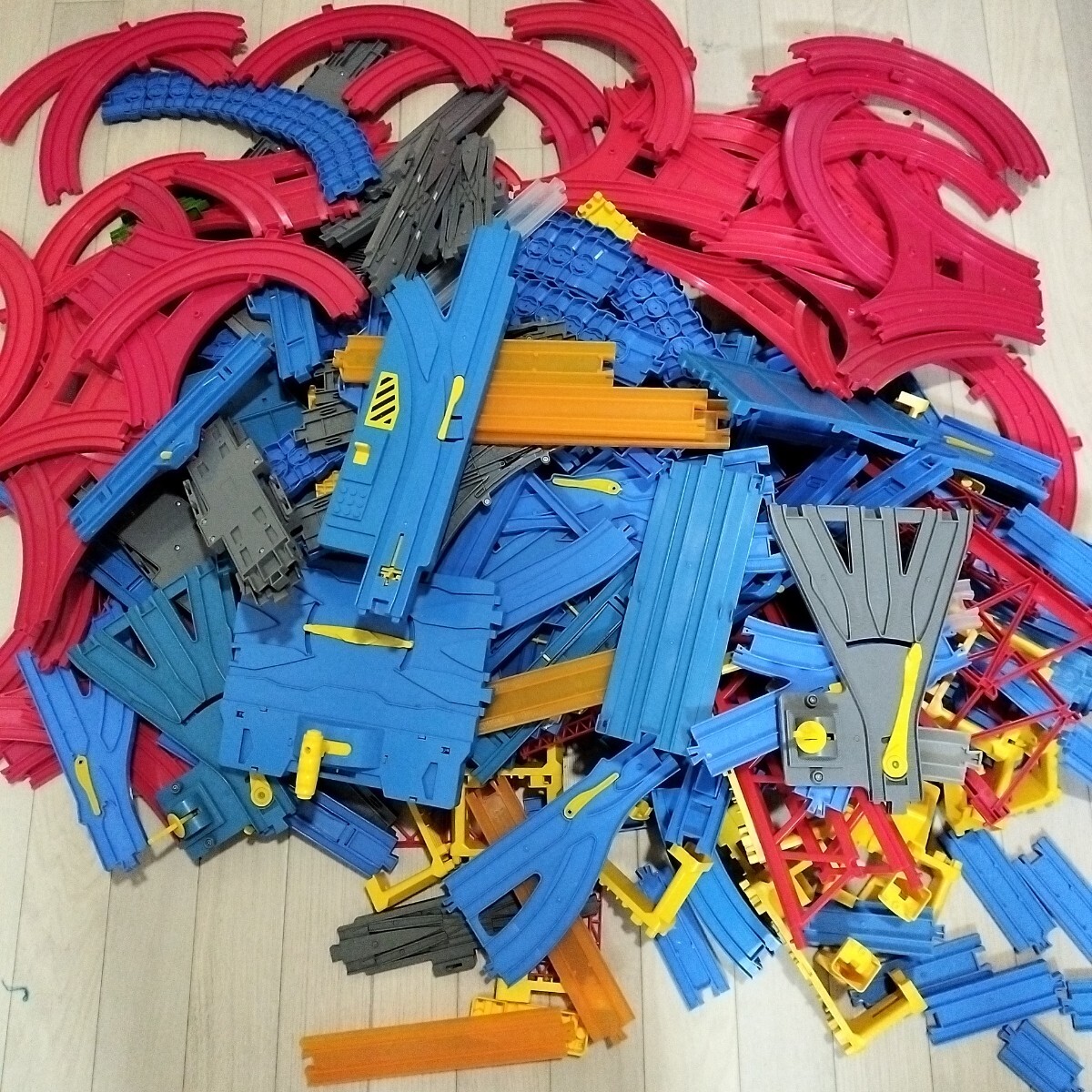 プラレール　レール　ジャンク　大量　 線路　 曲線　直線　 情景パーツ　ポイントレール　橋脚　鉄橋　プラレールアドバンス　架線柱_画像1