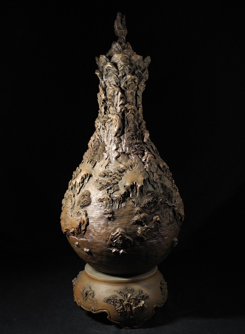 緑屋i■ 古賀 愁彩 作 鍋島 細密山水楼閣浮彫 大花瓶 蓋壺 台付 高約69cm 道園窯 時代物 古陶磁 i9/1202-5/4-5#160_画像2