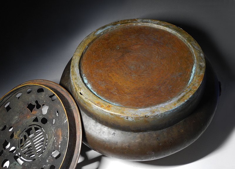 緑屋i■ 中国古玩　古銅　大香炉　透かし彫 寿字鳳凰紋火屋　幅約41.5cm　唐物 時代物　i9/10-6885/8-4#140_画像4