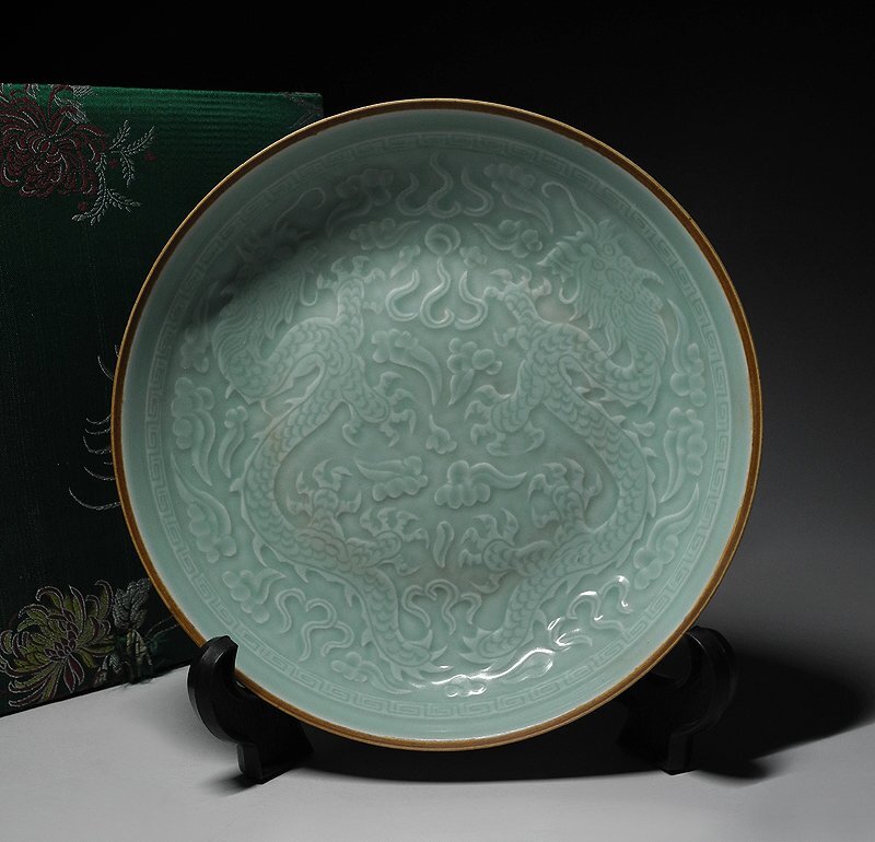 緑屋i■ 中国古玩　青磁 陽刻　皿　箱付　唐物 時代物　i9/1202-2/30-6#80_画像1