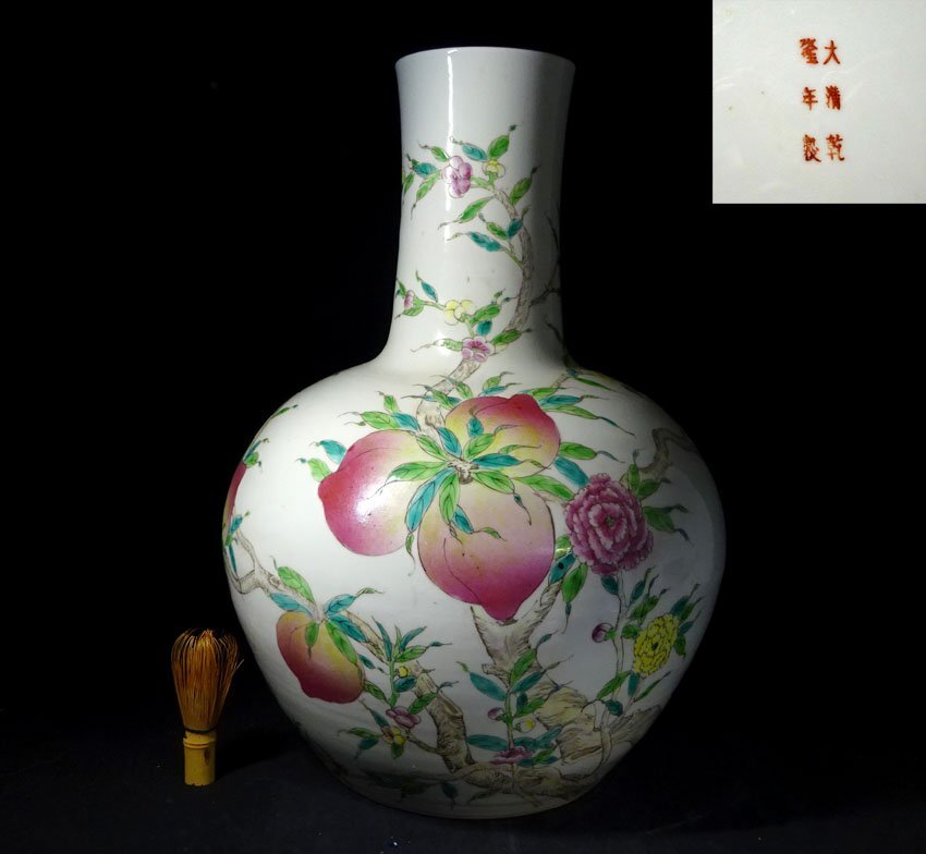 緑屋c■ 中国古玩　粉彩 桃木紋　天球瓶 花瓶 壺　大清乾隆年製　高さ約52.7cm　唐物 時代物　i9/10-6938/31-2#160_画像1