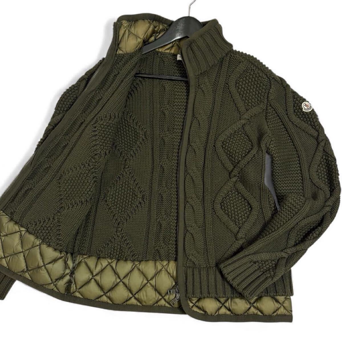 Lサイズ●モンクレール『限定の魅力』MONCLER ダウンジャケット ニット 極暖◎ ケーブルニット 切替◎ ロゴワッペン 極上◎ カーキ 秋冬_画像1