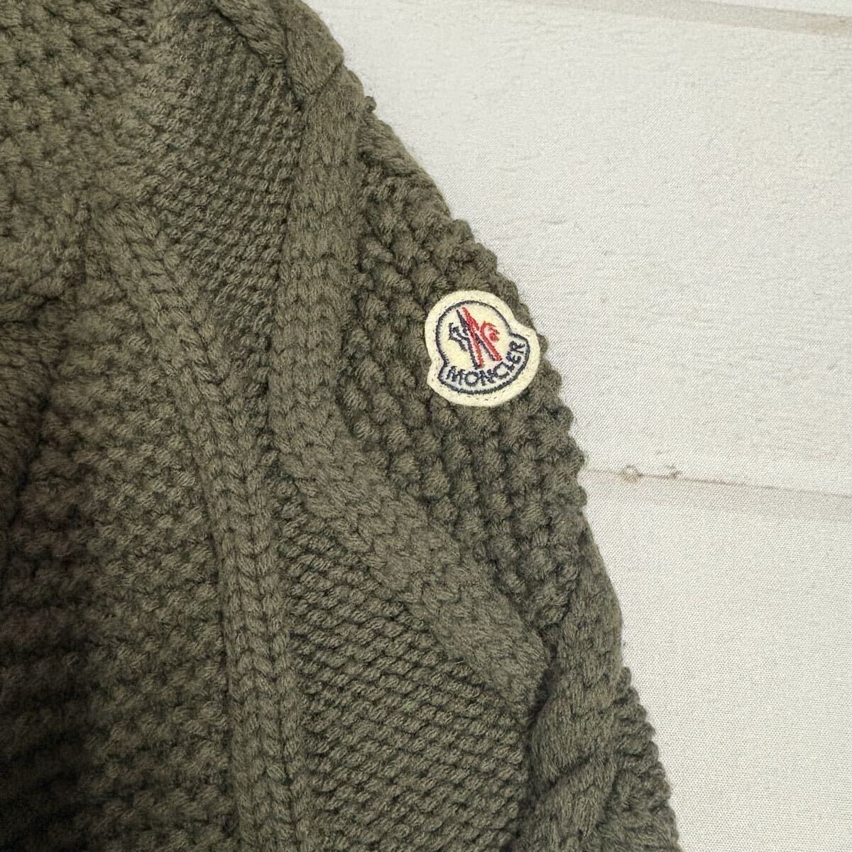 Lサイズ●モンクレール『限定の魅力』MONCLER ダウンジャケット ニット 極暖◎ ケーブルニット 切替◎ ロゴワッペン 極上◎ カーキ 秋冬_画像6
