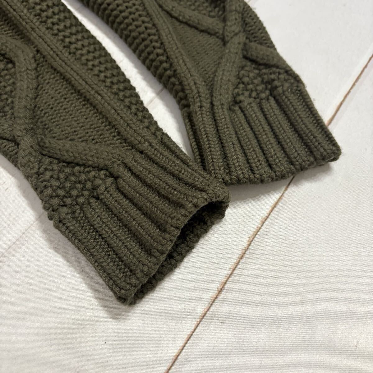 Lサイズ●モンクレール『限定の魅力』MONCLER ダウンジャケット ニット 極暖◎ ケーブルニット 切替◎ ロゴワッペン 極上◎ カーキ 秋冬_画像7