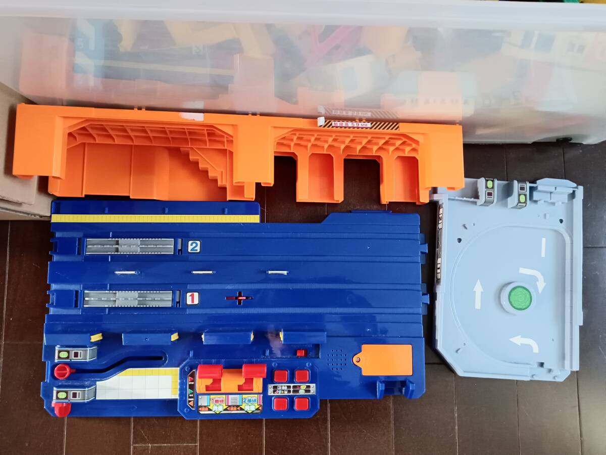 ジャンク プラレール ガチャっとアクションステーション 今日からぼくが駅長さん ※通電,音のみ確認済み レール パーツ 電車等 大量セット_画像4