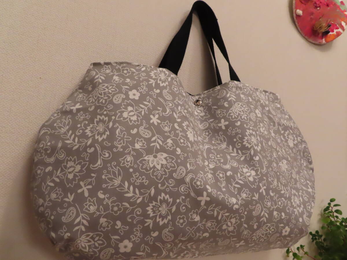 21 ハンドメイド ころんと丸い 大きい 手提げトートバッグ 内布 撥水加工 オリエンタル グレー花 プリント柄 _画像1