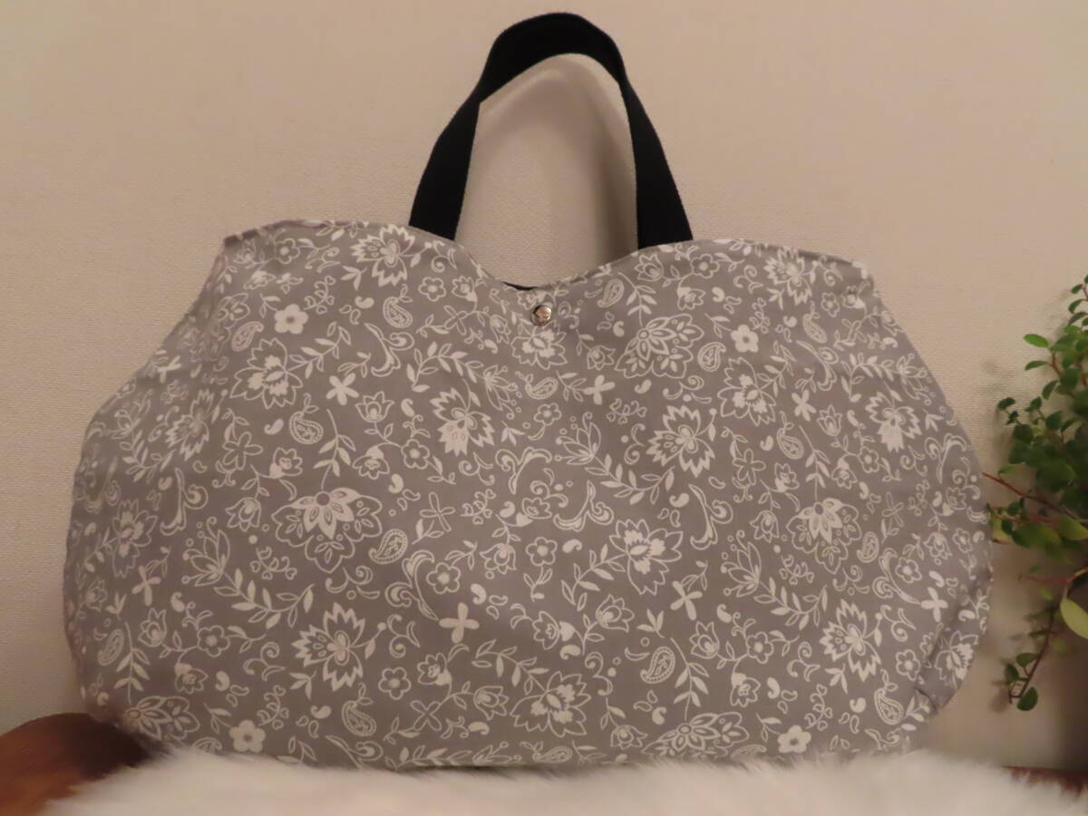 21 ハンドメイド ころんと丸い 大きい 手提げトートバッグ 内布 撥水加工 オリエンタル グレー花 プリント柄 _画像3